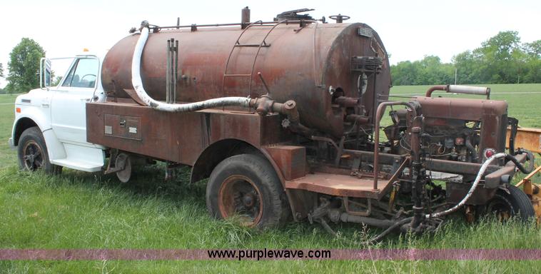 image for item D7894 1970 GMC 6500 asphalt oil distributor truck
