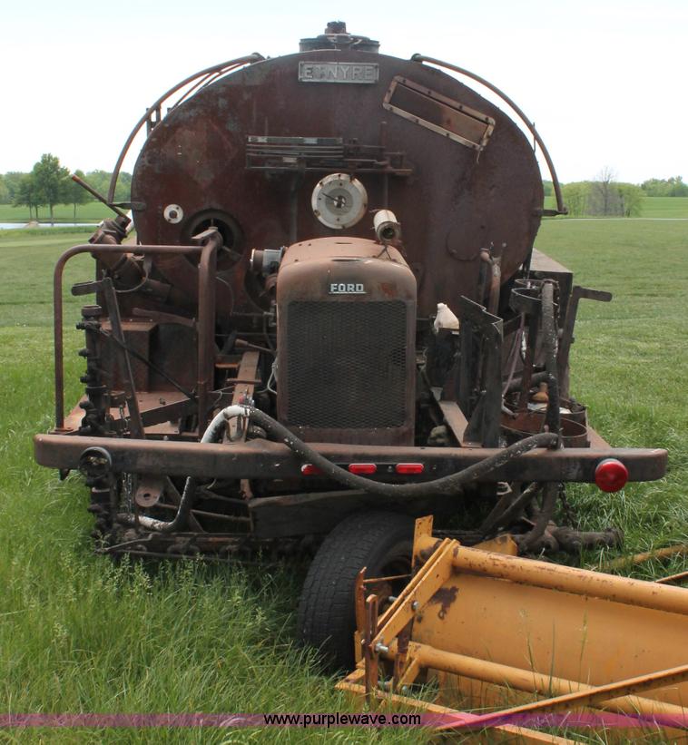 image for item D7894 1970 GMC 6500 asphalt oil distributor truck