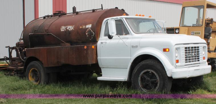 image for item D7894 1970 GMC 6500 asphalt oil distributor truck
