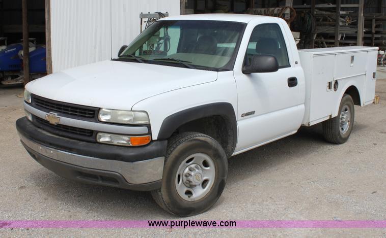 image for item D7987 2002 Chevrolet 2500 HD Silverado utility pickup truck
