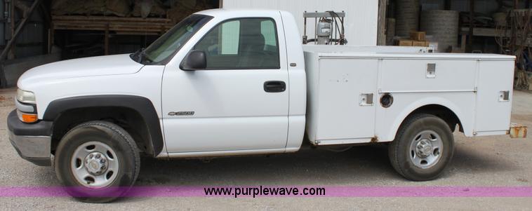 image for item D7987 2002 Chevrolet 2500 HD Silverado utility pickup truck