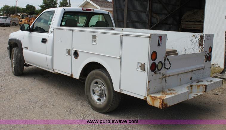 image for item D7987 2002 Chevrolet 2500 HD Silverado utility pickup truck