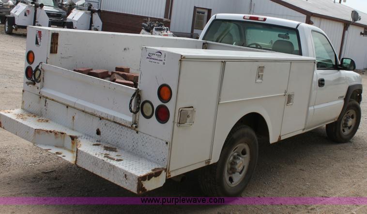 image for item D7987 2002 Chevrolet 2500 HD Silverado utility pickup truck