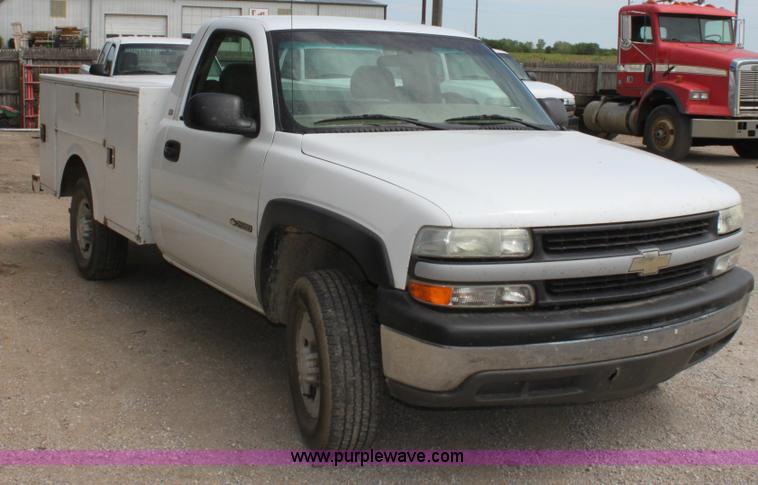 image for item D7987 2002 Chevrolet 2500 HD Silverado utility pickup truck