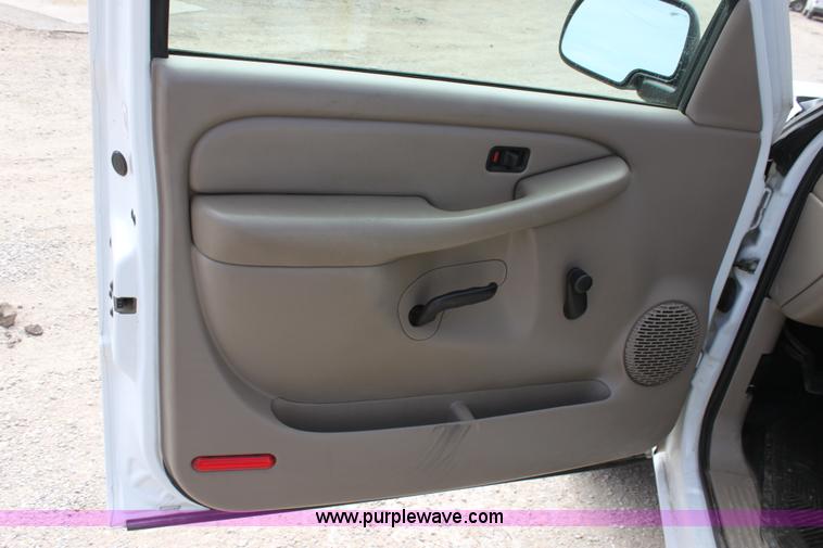 image for item D7987 2002 Chevrolet 2500 HD Silverado utility pickup truck