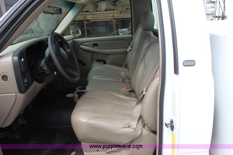 image for item D7987 2002 Chevrolet 2500 HD Silverado utility pickup truck