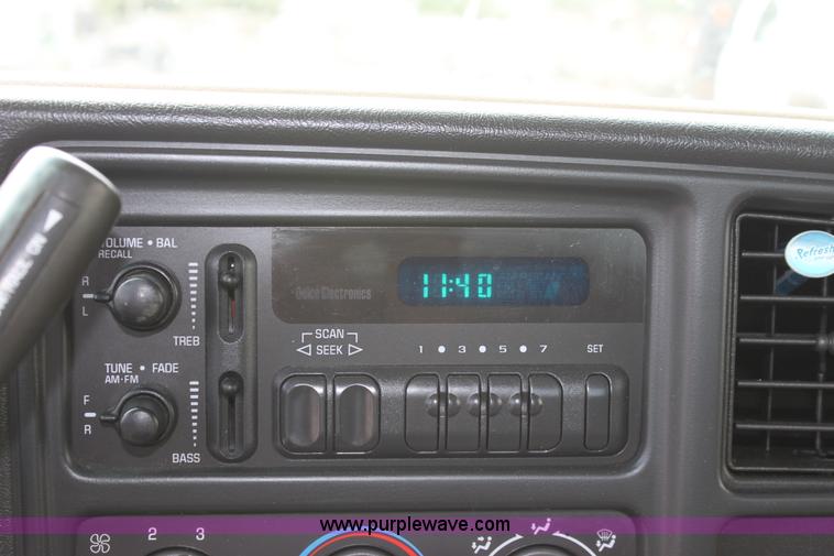 image for item D7987 2002 Chevrolet 2500 HD Silverado utility pickup truck