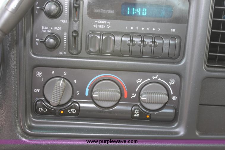 image for item D7987 2002 Chevrolet 2500 HD Silverado utility pickup truck