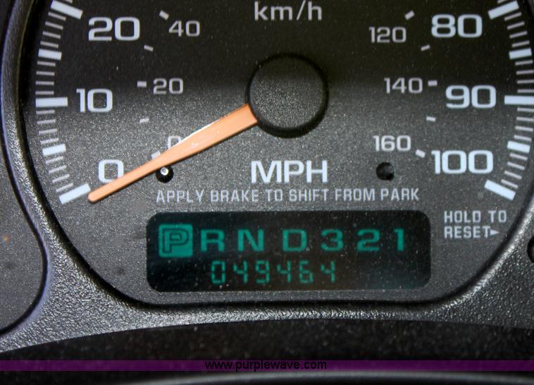 image for item D7987 2002 Chevrolet 2500 HD Silverado utility pickup truck