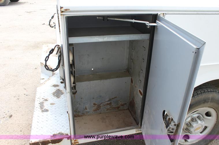 image for item D7987 2002 Chevrolet 2500 HD Silverado utility pickup truck