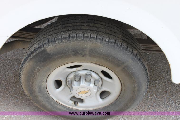 image for item D7987 2002 Chevrolet 2500 HD Silverado utility pickup truck