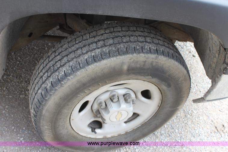 image for item D7987 2002 Chevrolet 2500 HD Silverado utility pickup truck