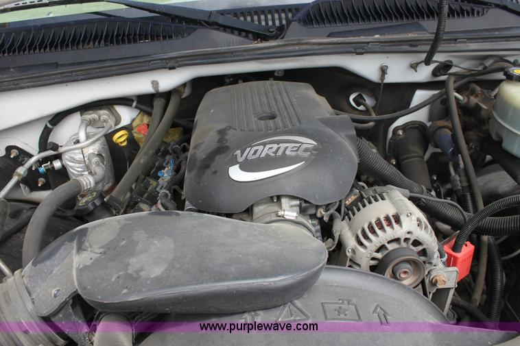 image for item D7987 2002 Chevrolet 2500 HD Silverado utility pickup truck