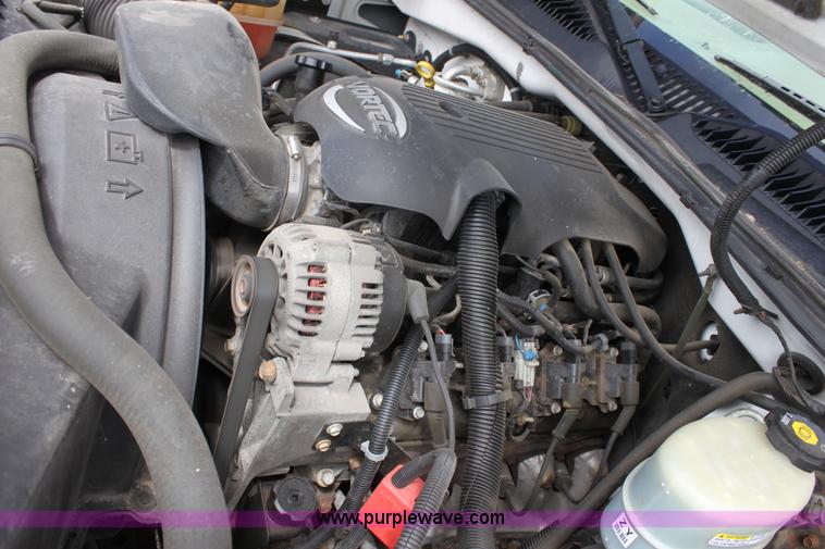 image for item D7987 2002 Chevrolet 2500 HD Silverado utility pickup truck