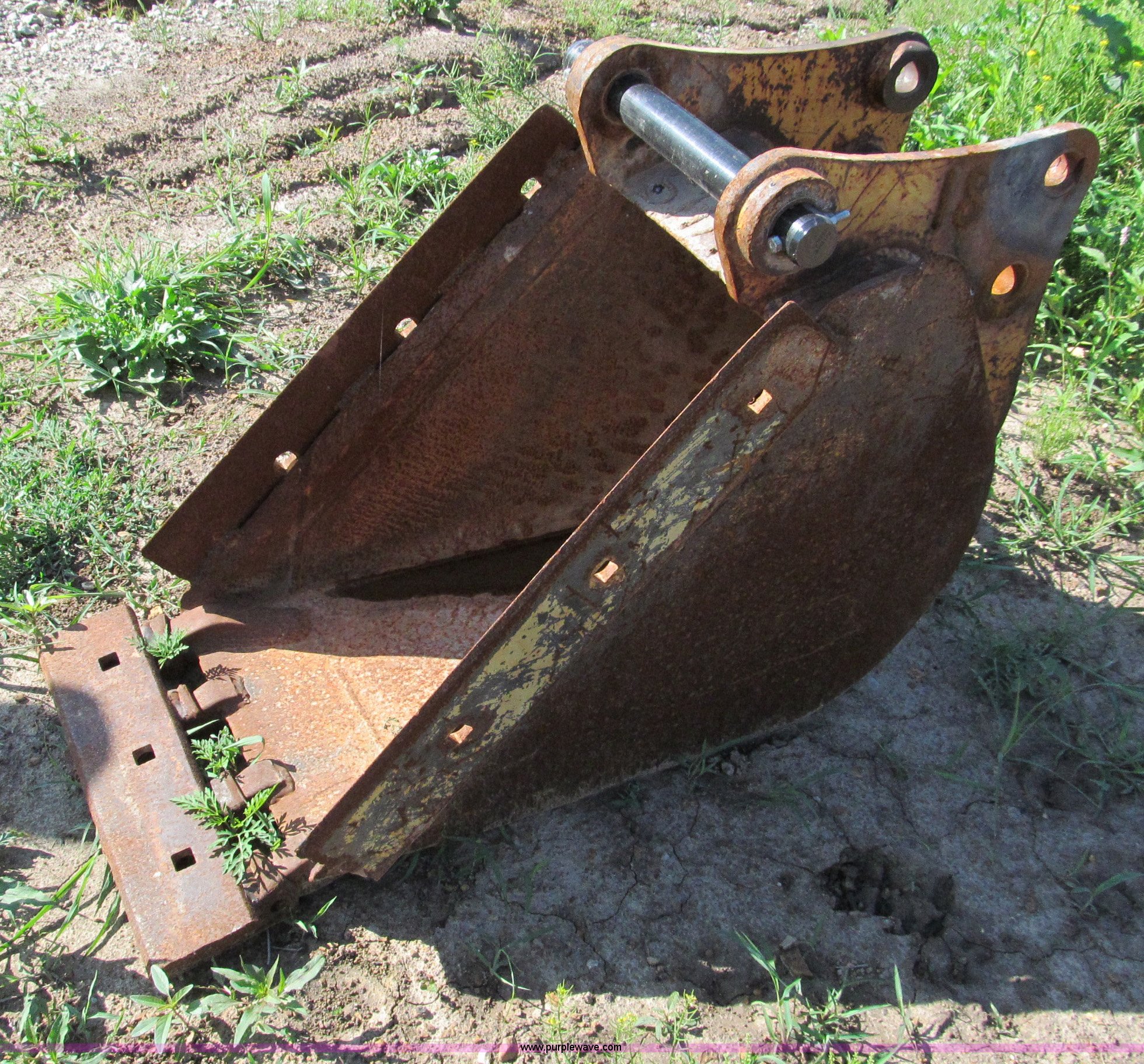 18" Case 580 backhoe bucket in Kansas City, MO Item C2119 sold