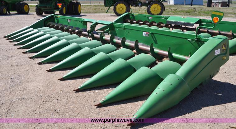 image for item A5890 2005 John Deere 1293 12 row corn head