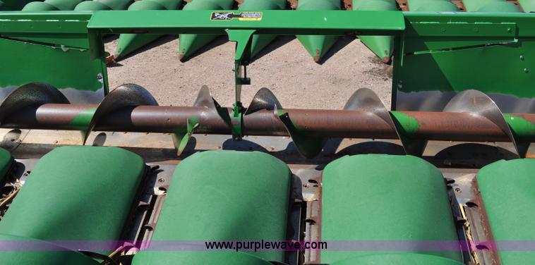 image for item A5890 2005 John Deere 1293 12 row corn head