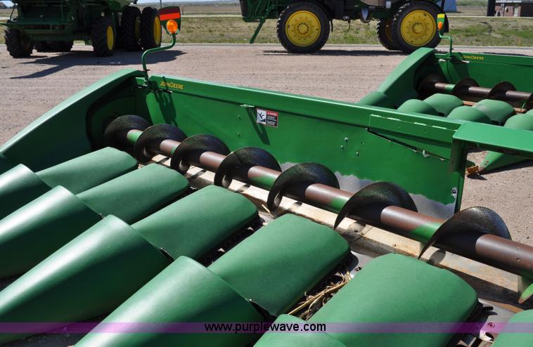 image for item A5890 2005 John Deere 1293 12 row corn head