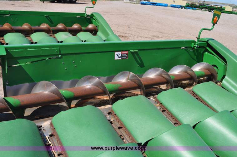 image for item A5890 2005 John Deere 1293 12 row corn head