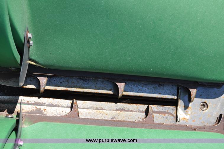 image for item A5890 2005 John Deere 1293 12 row corn head