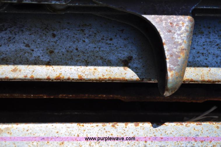 image for item A5890 2005 John Deere 1293 12 row corn head