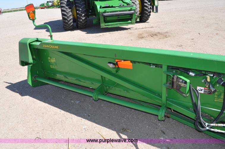 image for item A5890 2005 John Deere 1293 12 row corn head