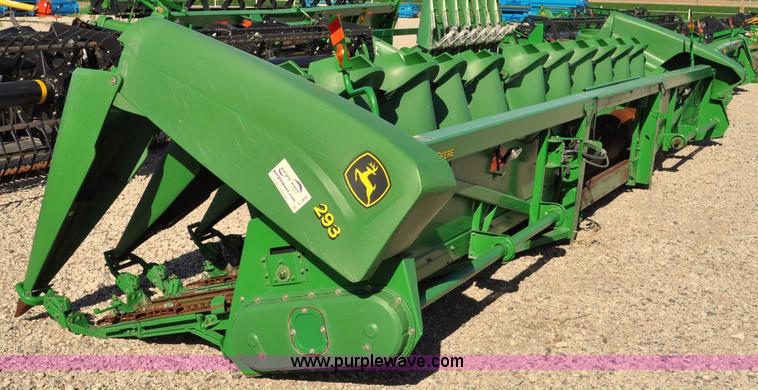 image for item A5891 2004 John Deere 1293 12 row corn head
