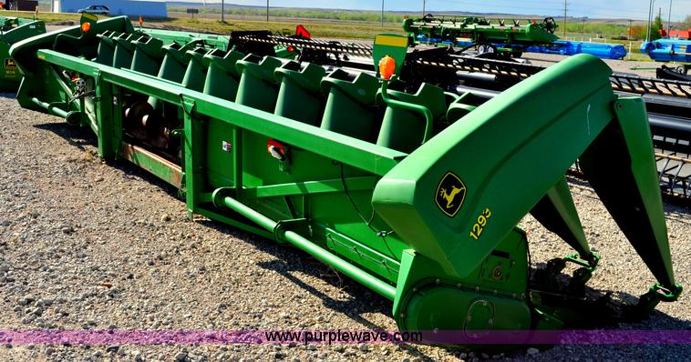 image for item A5891 2004 John Deere 1293 12 row corn head