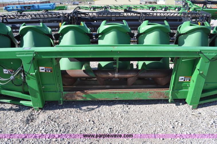 image for item A5891 2004 John Deere 1293 12 row corn head