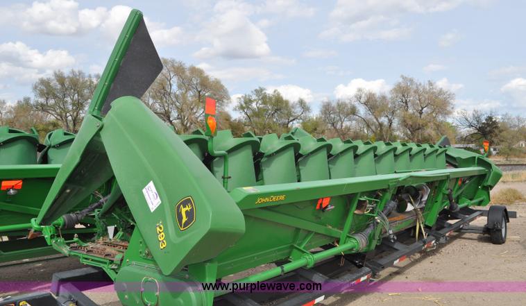 image for item A5900 2006 John Deere 1293 12 row corn head