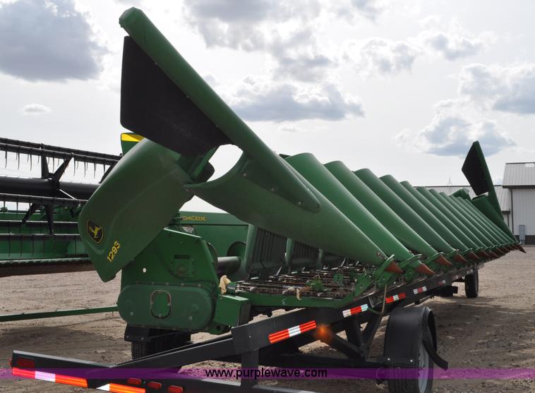 image for item A5900 2006 John Deere 1293 12 row corn head