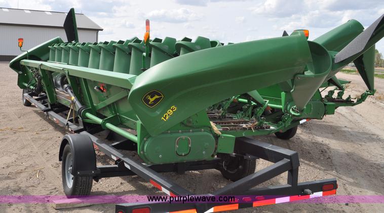 image for item A5900 2006 John Deere 1293 12 row corn head