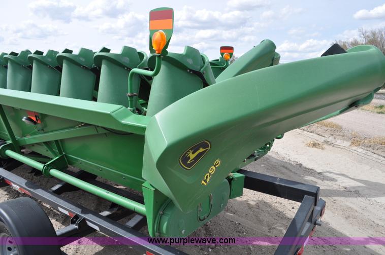 image for item A5900 2006 John Deere 1293 12 row corn head