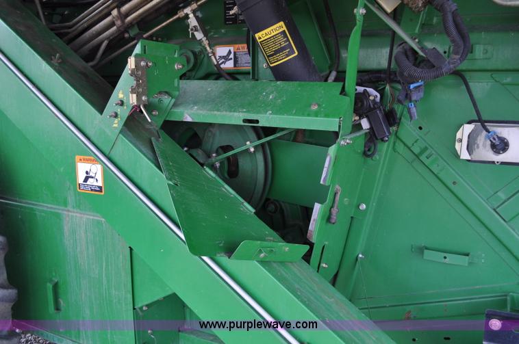image for item A5902 2000 John Deere 9650 Walker combine