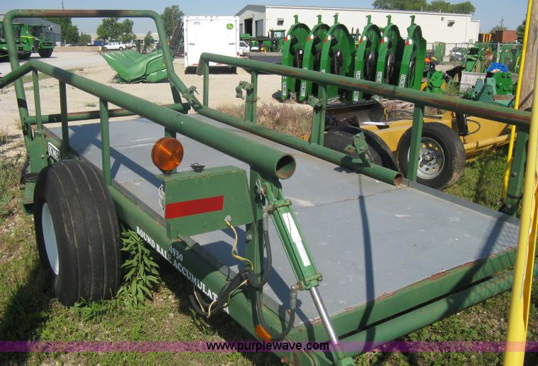 image for item A6384 KMC 4930 round bale accumulator