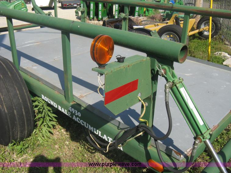 image for item A6384 KMC 4930 round bale accumulator