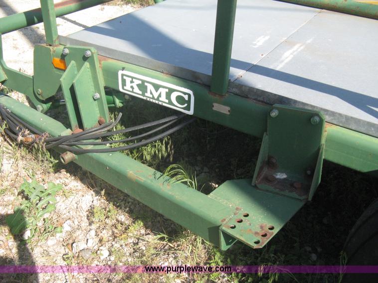 image for item A6384 KMC 4930 round bale accumulator