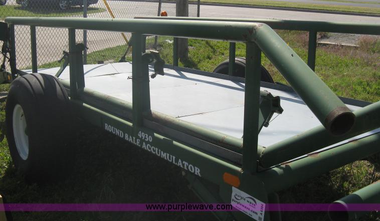 image for item A6384 KMC 4930 round bale accumulator