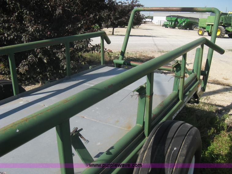 image for item A6384 KMC 4930 round bale accumulator