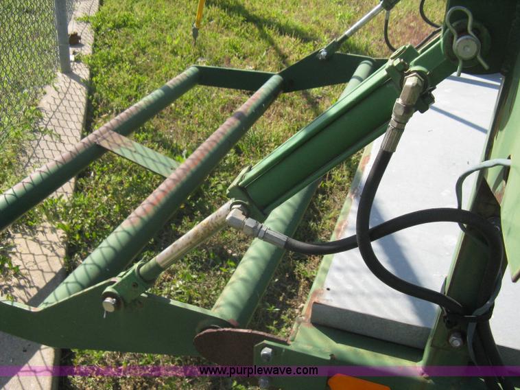 image for item A6384 KMC 4930 round bale accumulator