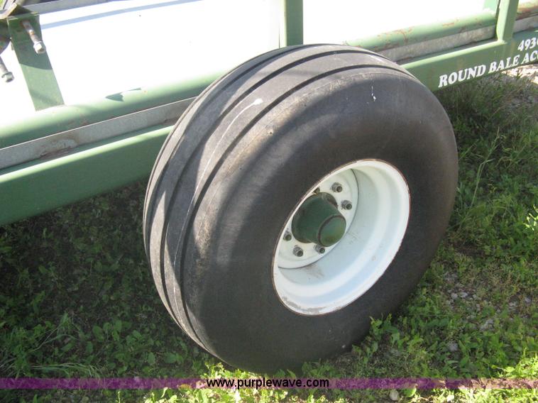 image for item A6384 KMC 4930 round bale accumulator