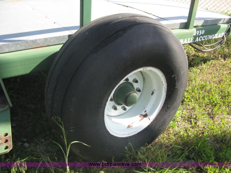 image for item A6384 KMC 4930 round bale accumulator