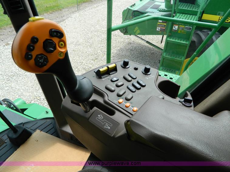 image for item B3665 2000 John Deere 9650 Walker combine