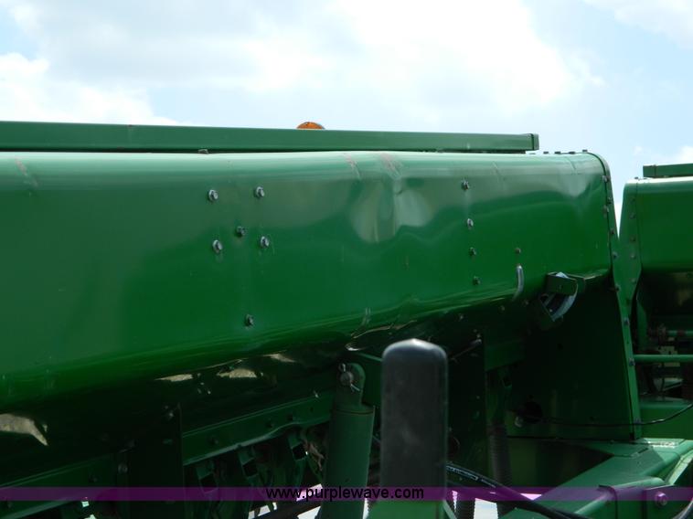 image for item B3666 1995 John Deere 455 plain box grain drill
