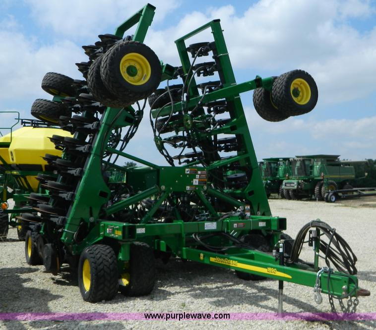 image for item B3667 2009 John Deere 1890 drill with 2009 John Deere 1910 Air Cart