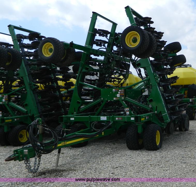 image for item B3667 2009 John Deere 1890 drill with 2009 John Deere 1910 Air Cart