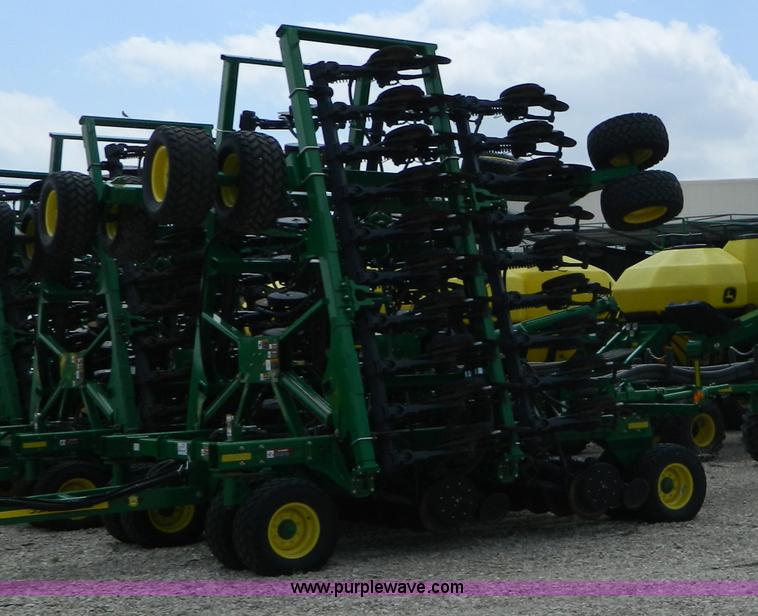image for item B3667 2009 John Deere 1890 drill with 2009 John Deere 1910 Air Cart