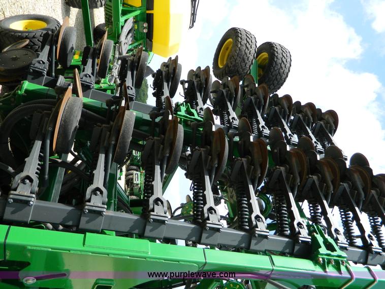 image for item B3667 2009 John Deere 1890 drill with 2009 John Deere 1910 Air Cart