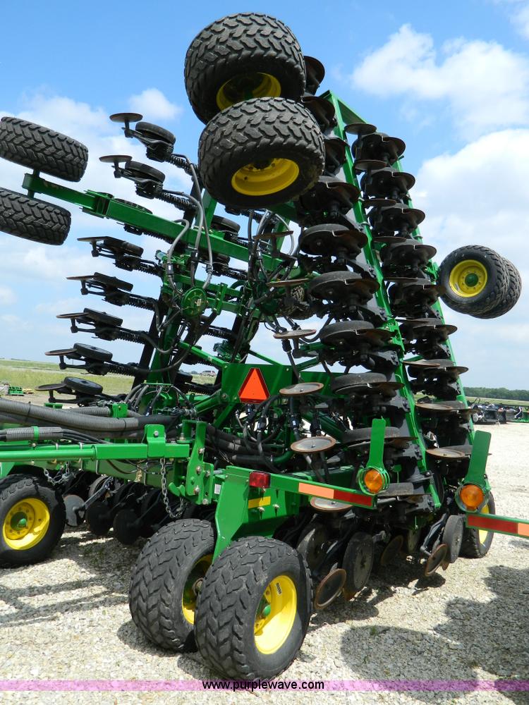 image for item B3667 2009 John Deere 1890 drill with 2009 John Deere 1910 Air Cart