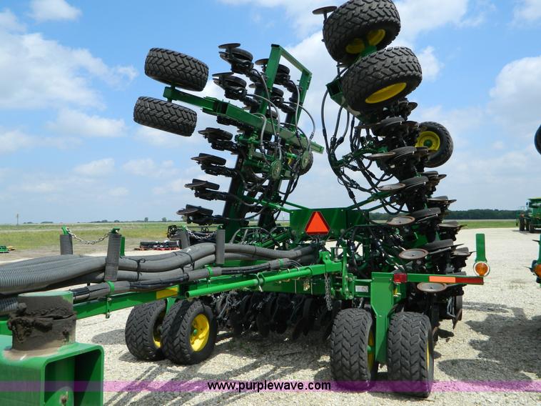 image for item B3667 2009 John Deere 1890 drill with 2009 John Deere 1910 Air Cart